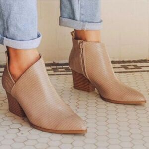 QUPID POINTED TOE SIDE ZIPPER CLOSURE WOMEN'S ANKLE BOOTIES